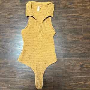 NWOT PILCRO ANTHROPOLOGY SLEEVELESS V NECK COLLAR BODYSUIT TAN MUSTARD